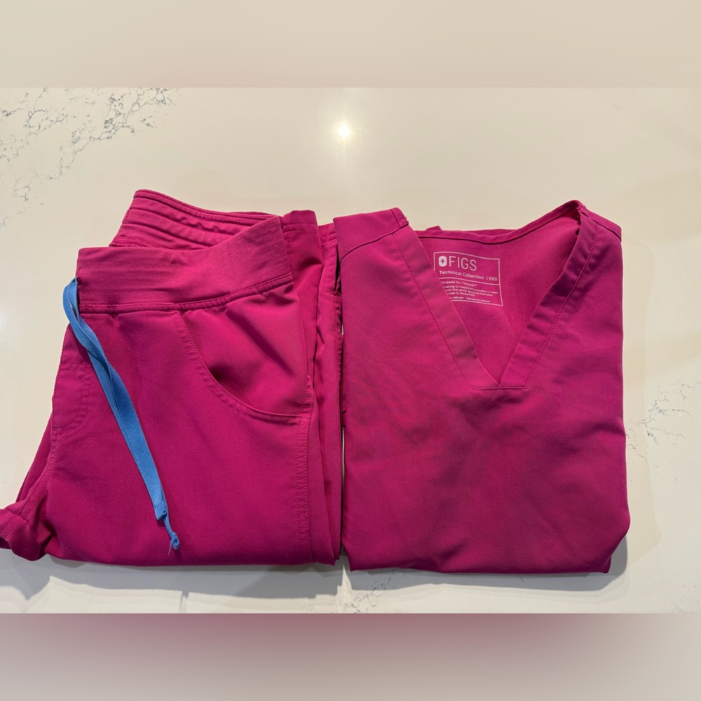 Figs Women’s Raspberry Sorbet Scrub Set-XS/tall Kade Cargo Pants; XXS Casma top